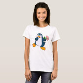 ローザ花を持つペンギン Tシャツ (正面フル)