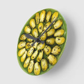 ローストブリュッセルスプラウト ラウンド壁時計 (傾斜)