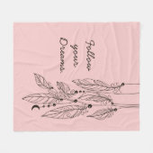 "ローズクォーツ"の背景を引くボヘミアの羽 フリースブランケット (正面(横))