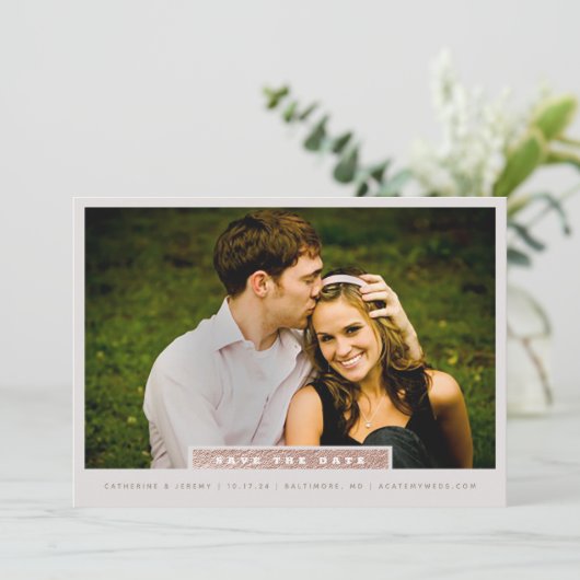 ローズゴールドとグレーのミニマルフォト セーブ・ザ・デート (スタンド正面)