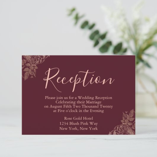 ローズゴールドとバーガンディのウェディングレセプション エンクロージャーカード (スタンド正面)