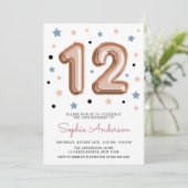 ローズゴールドのガーリーなモダンな風船 12歳の誕生日パーティー 招待状 (スタンド正面)