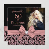 ローズゴールドのグリッターがあしらわれたダマスク柄の60歳の誕生日パーティー招待状 招待状 (正面/裏面)