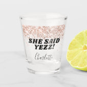 ローズゴールドのグリッターが付いた花嫁の名前シール　イエスと言った ショットグラス (正面)