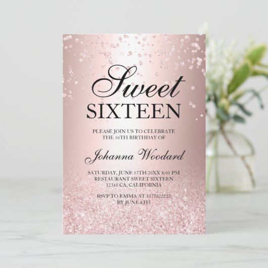 ローズゴールドのグリッターが散りばめられたメタリックなコンフェッティ スイート16 招待状 (スタンド正面)