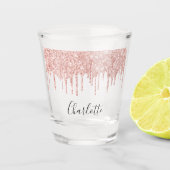 ローズゴールドのグリッターが滴る名前のスクリプト エレガント ショットグラス (正面)