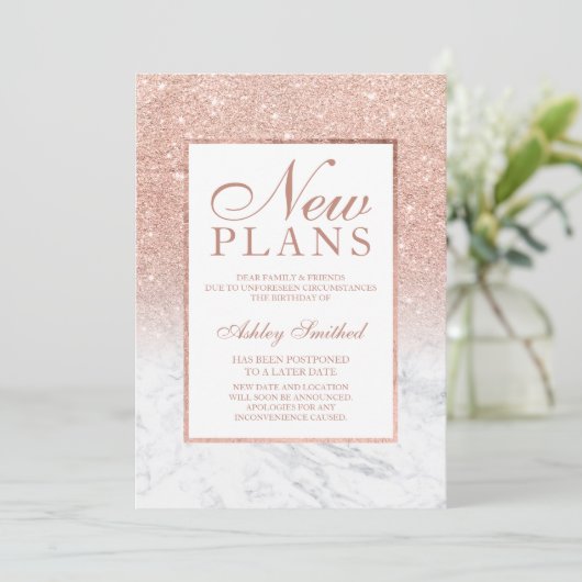 ローズゴールドのグリッター大理石エレガントでおしゃれな新しい計画 招待状 (スタンド正面)
