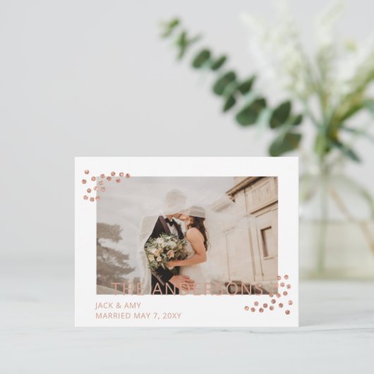 ローズゴールドのコンフェッティ写真 ウェディングアナウンスメント ポストカード (スタンド正面)