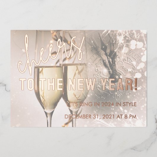 ローズゴールドのスクリプトによる新年のお祝いの招待状 箔シーズンカード (正面)