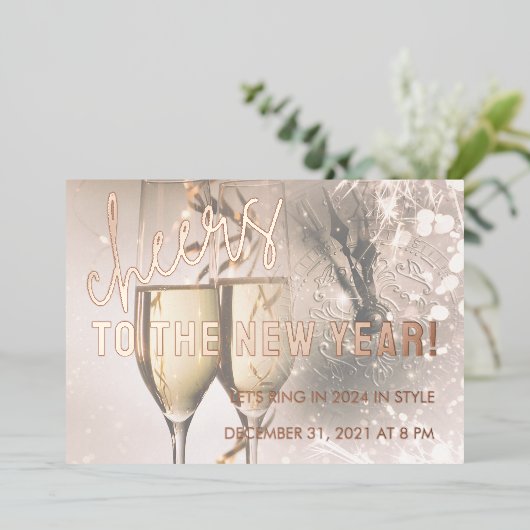 ローズゴールドのスクリプトによる新年のお祝いの招待状 箔シーズンカード (立ち正面)