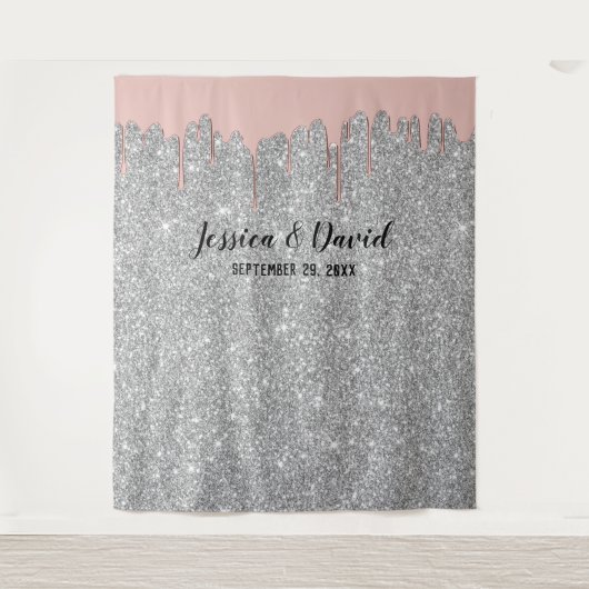 ローズゴールドのドリップ シルバーグリッター ウェディングバックドロップ タペストリー (正面)