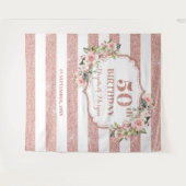 ローズゴールドのフラワーブラッシュピンク 50歳の誕生日バックドロップ タペストリー (正面(横))