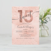 ローズゴールドのホイル紙のコンフェッティがピンクのキンチェアニエラの写真 招待状 (スタンド正面)