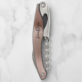 ローズゴールドの偽のブラシ仕上げの金属モノグラムスクリプト ソムリエナイフ (裏面)