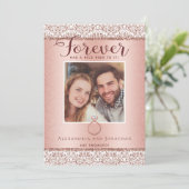 ローズゴールドの婚約写真お知らせカード 招待状 (スタンド正面)