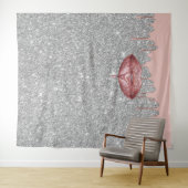 ローズゴールドの滴る唇 シルバーグリッターの背景 タペストリー (インサイチュ(横))