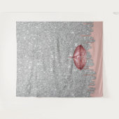 ローズゴールドの滴る唇 シルバーグリッターの背景 タペストリー (正面(横))