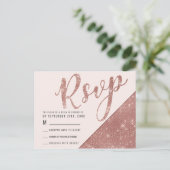 ローズゴールドの疑似スパークリンググリッター シーケン RSVP インビテーションポストカード (スタンド正面)