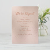 ローズゴールドの箔効果 私たち式場を飛び出して結婚しました お知らせ 招待状 (スタンド正面)