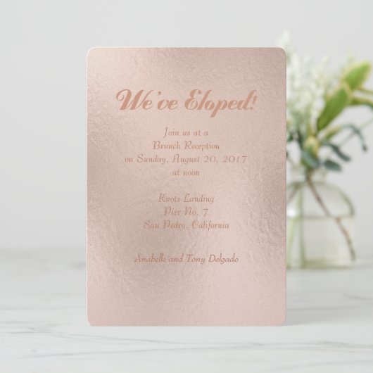 ローズゴールドの箔効果 私たち式場を飛び出しました お知らせ 招待状 (スタンド正面)