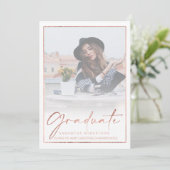ローズゴールドの箔押し枠とカリグラフィーの卒業写真 招待状 (スタンド正面)