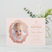ローズゴールドの花輪に囲まれたピンクの女の子の洗礼写真 招待状 (スタンド正面)