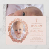 ローズゴールドの花輪に囲まれたピンクの女の子の洗礼写真 招待状 (正面/裏面)