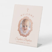 ローズゴールドの花輪のピンクの女の子の洗礼写真 台座サイン (正面)