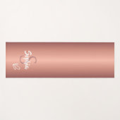 ローズゴールドの金属モノグラム名前スクリプト ヨガマット (正面(横))