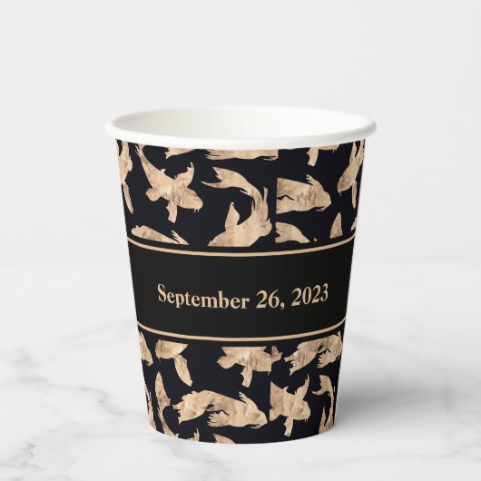 ローズゴールドの鯉の魚のバナー 結婚記念日パーティー 紙コップ (裏面)