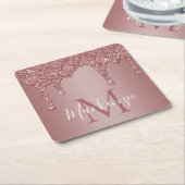 ローズゴールドスパークルグリッター ドリップ モノグラム スクエアペーパーコースター (アングル)