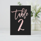 ローズゴールドピンク箔モダンスクリプトテーブルナンバー2 招待状 (スタンド正面)