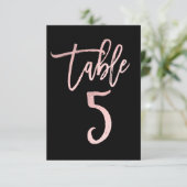 ローズゴールドピンク箔モダンスクリプトテーブルナンバー5 招待状 (スタンド正面)