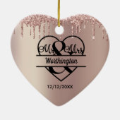 ローズゴールド グリッター ドリップス ミスターアンドミセス ハート ウェディング セラミックオーナメント (裏面)