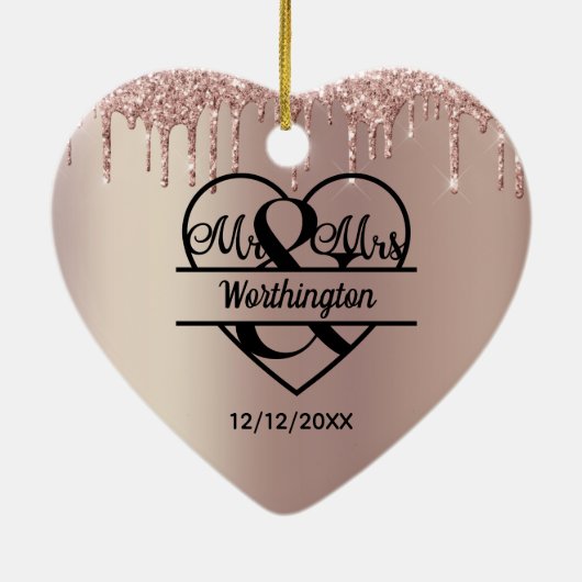 ローズゴールド グリッター ドリップス ミスターアンドミセス ハート ウェディング セラミックオーナメント (裏面)