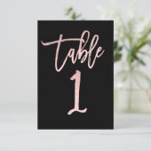 ローズゴールド ピンク フォイル モダン スクリプト テーブル ナンバー 1 招待状 (スタンド正面)