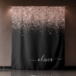 ローズゴールド ブラッシュピンク グリッター スクリプト モノグラム ガーリー タペストリー<br><div class="desc">ブラックとローズゴールド - ブラッシュピンク スパークル グリッター スクリプト モノグラム 名前とイニシャル タペストリー。豪華で洗練されたスタイルが好きな人への、スイート16の誕生日、結婚式、結婚前パーティー、記念日、ベビーシャワー、またはバチェロレッテパーティーのプレゼントに最適。</div>