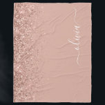 ローズゴールド ブラッシュピンク グリッター スクリプト モノグラム ガーリー フリースブランケット<br><div class="desc">ローズゴールド - ブラッシュピンク スパークル グリッター スクリプト モノグラム 名前とイニシャル フリース ブランケット。 これは、スイート 16 の誕生日、結婚式、ブライズ シャワー、結婚記念日、ベビー シャワー、またはバチェロレッテ パーティーのギフトとして、誰かにとって完璧なプレゼントです。彼らは、豪華で洗練されたスタイルを愛しています。</div>