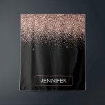 ローズゴールド ブラッシュピンク グリッター モノグラム ガーリー タペストリー<br><div class="desc">ブラックとローズゴールド - ブラッシュピンク スパークル グリッター モノグラム 名前とイニシャル タペストリー。豪華でおしゃれなスタイルが好きな人への、16歳の誕生日、結婚式、結婚前のお祝い、結婚記念日、ベビーシャワー、女友達とのパーティーのプレゼントにぴったり。</div>