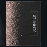 ローズゴールド ブラッシュピンク グリッター モノグラム ガーリー フリースブランケット<br><div class="desc">ブラックとローズゴールド - ブラッシュピンク スパークル グリッター モノグラム 名前とイニシャル フリース ブランケット。豪華で洗練されたスタイルを愛する人への、16歳の誕生日、結婚式、結婚前パーティー、結婚記念日、ベビーシャワー、またはバチェロレッテパーティーのプレゼントに最適。</div>