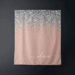 ローズゴールド ブラッシュピンク シルバー グリッター モノグラム ガーリー タペストリー<br><div class="desc">ローズゴールド - ブラッシュピンクとシルバーのスパークルグリッター スクリプト モノグラム 名前とイニシャル タペストリー。豪華で洗練されたスタイルを愛する人への、スイート16の誕生日、結婚式、ブライズシャワー、結婚記念日、ベビーシャワー、またはバチェロレッテパーティーのプレゼントに最適。</div>