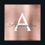 ローズゴールド - ブラッシュピンク ブラシ仕上げ メタル モノグラム ネーム マグネット<br><div class="desc">ローズゴールド - ブラッシュピンク 偽の箔 メタリック ブラシ仕上げ メタル モノグラム ネームとイニシャル パーティ マグネット。豪華でおしゃれなスタイルが好きな人への、16歳の誕生日、結婚式、結婚前のお祝い、結婚記念日、ベビーシャワー、バチェロレッテパーティのプレゼントに最適です。</div>