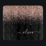 ローズゴールド ブラッシュ ピンク グリッター スクリプト モノグラム ガーリー カッティングボード<br><div class="desc">ブラックとローズゴールド ブラッシュ ピンク スパークル グリッター スクリプト モノグラム 名前 カッティングボード。卒業式、誕生日、結婚式、ブライダルシャワー、結婚記念日、ベビーシャワー、バチェロレッテパーティーのギフトに最適で、豪華で洗練されたスタイルを愛する人へのプレゼントにぴったり。</div>