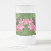 ローズピンクのCrinumユリの曇らされたガラス フロストグラスビールジョッキ (中央)