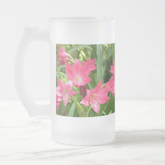 ローズピンクのCrinumユリの曇らされたガラス フロストグラスビールジョッキ