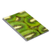 ローズブラウンの新鮮で熟したキウイの果実のスライス，c ノートブック (右側)