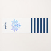 ロータスフラワーネイビーブルーストライプのホワイト ヨガマット (裏面(横))