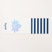 ロータスフラワーネイビーブルーストライプのホワイト ヨガマット (正面(横))