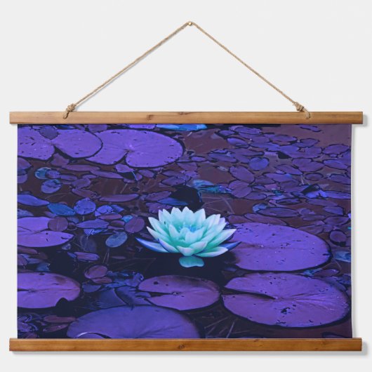 ロータスフラワーパープルブルーターコイズフローラ池禅 吊り下げ型タペストリー (正面)