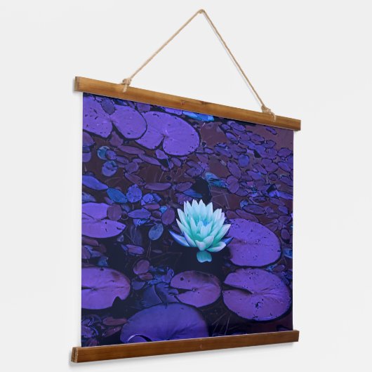 ロータスフラワーパープルブルーターコイズフローラ池禅 吊り下げ型タペストリー (傾斜あり)